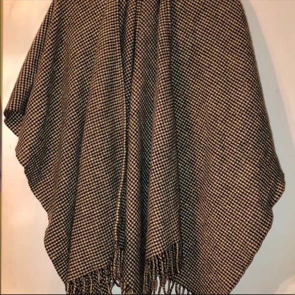 Bloomingdale’s Houndstooth Poncho - Picture 4 of 7